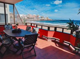 Front line beach with fantastic terrace., hotel ieftin din Telde