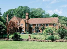 Farm retreat with covered pool and open fireplace, hotel in Chalfont Saint Giles