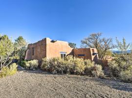 El Prado Home with Hot Tub, Panoramic Mtn Views ค็อทเทจในEl Prado