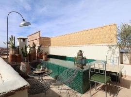 Riad103 chauffée sur le jacuzzi in rooftop & pool SPA, villa à Marrakech