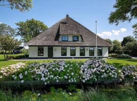 Spacious and sustainable farmhouse in Heiloo with large garden, будинок для відпустки у місті Гейло
