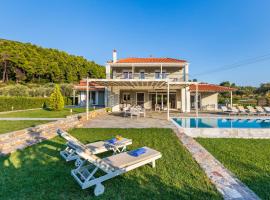 Luxury Villa with Private Pool in Skopelos, Ideal for Families, Villa Aelia by Kardous, hotel i Alikias