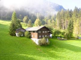 Charming Alp Cottage in the Mountains of Salzburg: Picheln şehrinde bir otoparklı otel