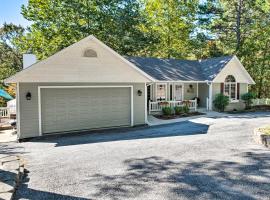 Beautiful Ozark Oasis with Deck Walk to Beaver Lake, casa de temporada em Rogers