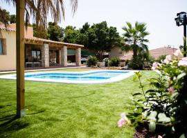 Family villa in Alicante, saltwater pool, AC and bbq, renta vacacional en Alicante