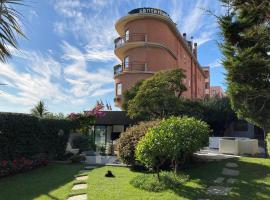 Hotel Santa Maria: Chiavari'de bir otel