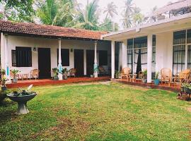 Lotus Surf House, hotell i Midigama East