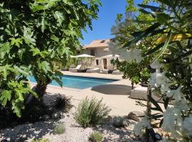 Les Champs de Provence, hotel amb jacuzzi a La Baume-de-Transit