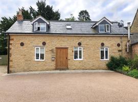 The Manor Barn, cabaña o casa de campo en Northampton