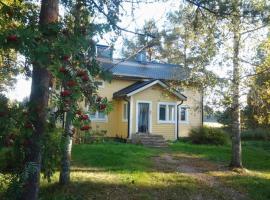 Beautiful 4 Bed cottage in Elimaki with wood sauna, hotelli, jossa on pysäköintimahdollisuus 