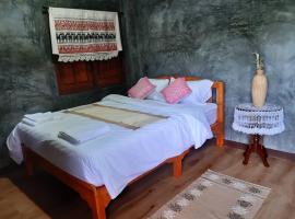 เฮือนไม้ชมนาด Huanmaichommanard, guesthouse kohteessa Chiang Mai