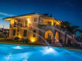 VILLA LIBECCIO appartment with shared swimming pool, at 200 meters from the beach, solarium and private parking