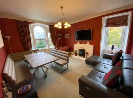 Period House / Entire Upstairs Flat, familiehotell i Inverness