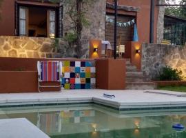 Casa con pileta y quincho en sierras chicas, hotel in Río Ceballos