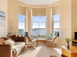 7 South Beach Court - Sea Front Apartment with Spectacular Sea Views