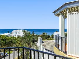 Cosy apartment with ocean views, Sunshine Beach, hotel in Sunshine Beach