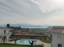 Bilocale in residence vista lago con piscina, hotel cerca de Gardagolf Country Club, Polpenazze del Garda