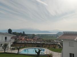 Bilocale in residence vista lago con piscina: Polpenazze del Garda, Gardagolf Country Club yakınında bir otel