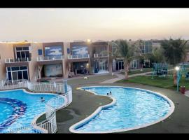 شاليه جزيره السعاده, beach hotel in Obhor