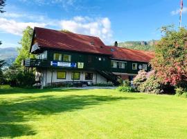 Hjelmeland에 위치한 주차 가능한 호텔 Hjelmeland Camping & Hostel Nøkling