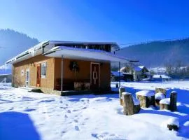 Затишний будиночок біля річки