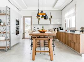 EtherealVilla-Family villa with pool, hotel in Lourdhata