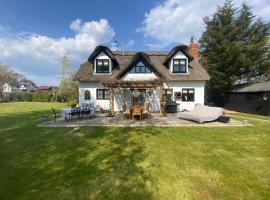Windsor Ascot Bracknell Beautiful Thatched Cottage, hotel with parking in Warfield