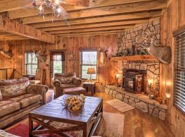 Quiet and Rustic Cabin with Fire Pit on 20 Acres!, hôtel pour les familles à Hardy