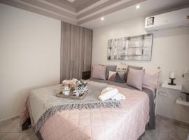 The Ivory - Luxury & Spacious Apartment in Egaleo-Athens, hótel í Aþenu