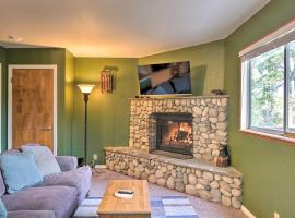 Mountain Escape with Views, 3 Mi to Lake Arrowhead, vacation home in Twin Peaks