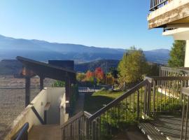 Studio cabine vue sur les Pyrénées, hotell i Font Romeu Odeillo Via