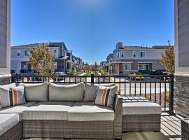 Near Hiking and Biking Trails Townhome with Patio, hotel di Aurora