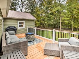 Benton House with Grill, Private Dock and Lake Access!, hotel with parking in Benton