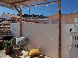 Algarve house, sun, terrace, views and barbecue, hotel in Silves