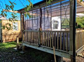 Riverside Cabin in Shropshire, hotel with parking in Oswestry