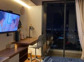 Skyhouse Bsd warm and cozy studio by lalerooms, alquiler vacacional en Tangerang