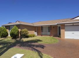 Reef Close 1 2, hytte i Fingal Bay