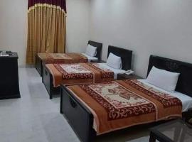 Decent Lodge Hotel Garden Town, B&B in Lahore