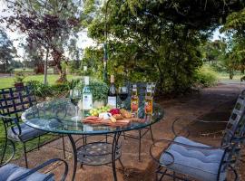 EdenValley Private Manicured Gardens with Fire Pit, feriebolig i Parkes