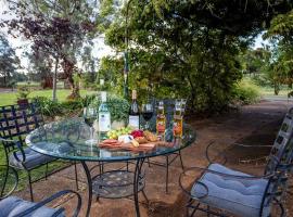 EdenValley Private Manicured Gardens with Fire Pit, hotel care acceptă animale de companie din Parkes