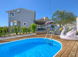 Beautiful villa Ulika with private pool in a quiet location, hotel em Loborika