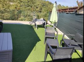 F1 avec un espace jardin, cheap hotel in Gattières