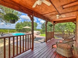 Dripping Springs Cabin with Hill Country Views!, hotel in Dripping Springs