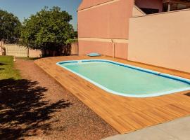 Chale c piscina e churrasqueira em Sao Leopoldo-RS, viešbutis mieste San Leopoldas, netoliese – Arthur Mesquita Dias stadionas