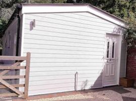 Cosy Cabin with Private Hot Tub Isle of Wight, ξενοδοχείο σε East Cowes