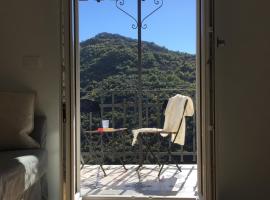 house in the medieval village, hotel v destinaci Apricale