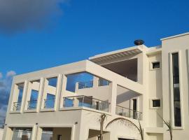 Villa Bolati, avec piscine, jacuzzi, jardin et vue, hotel cerca de La Maison Ganamet, Bonoua