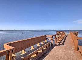 Cozy Crystal Beach Cottage Walk to Shoreline, hotel blizu znamenitosti Wall Springs Park, Crystal Beach