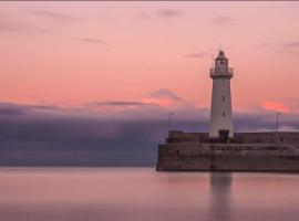 Home from Home 3 bedroom pier front stay, hotel a Donaghadee