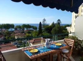 Neptune 5, top floor studio, sea view